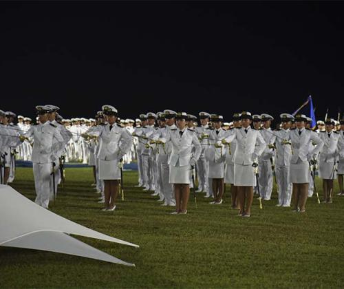 Oficiales de la Armada de Colombia recién escalafonados portan las espadas