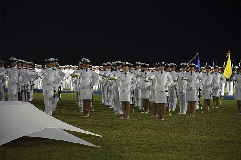 Oficiales de la Armada de Colombia recién escalafonados portan las espadas